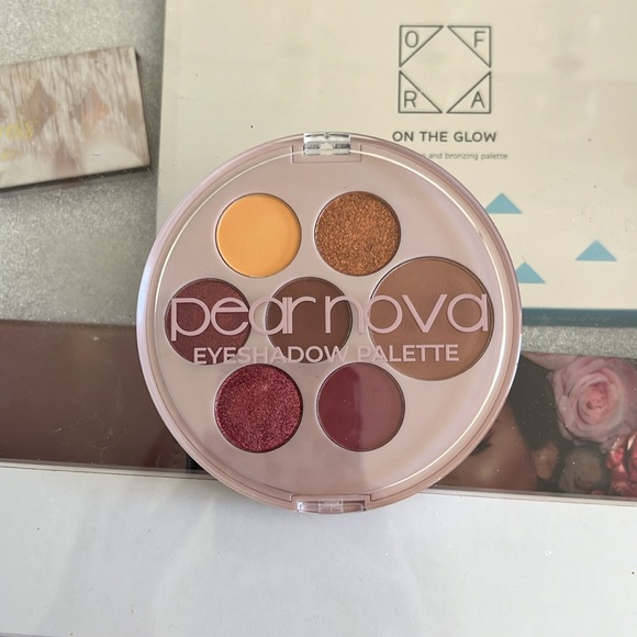 PEAR NOVA Eyeshadow Palette New In Box. - Picture 5 of 8